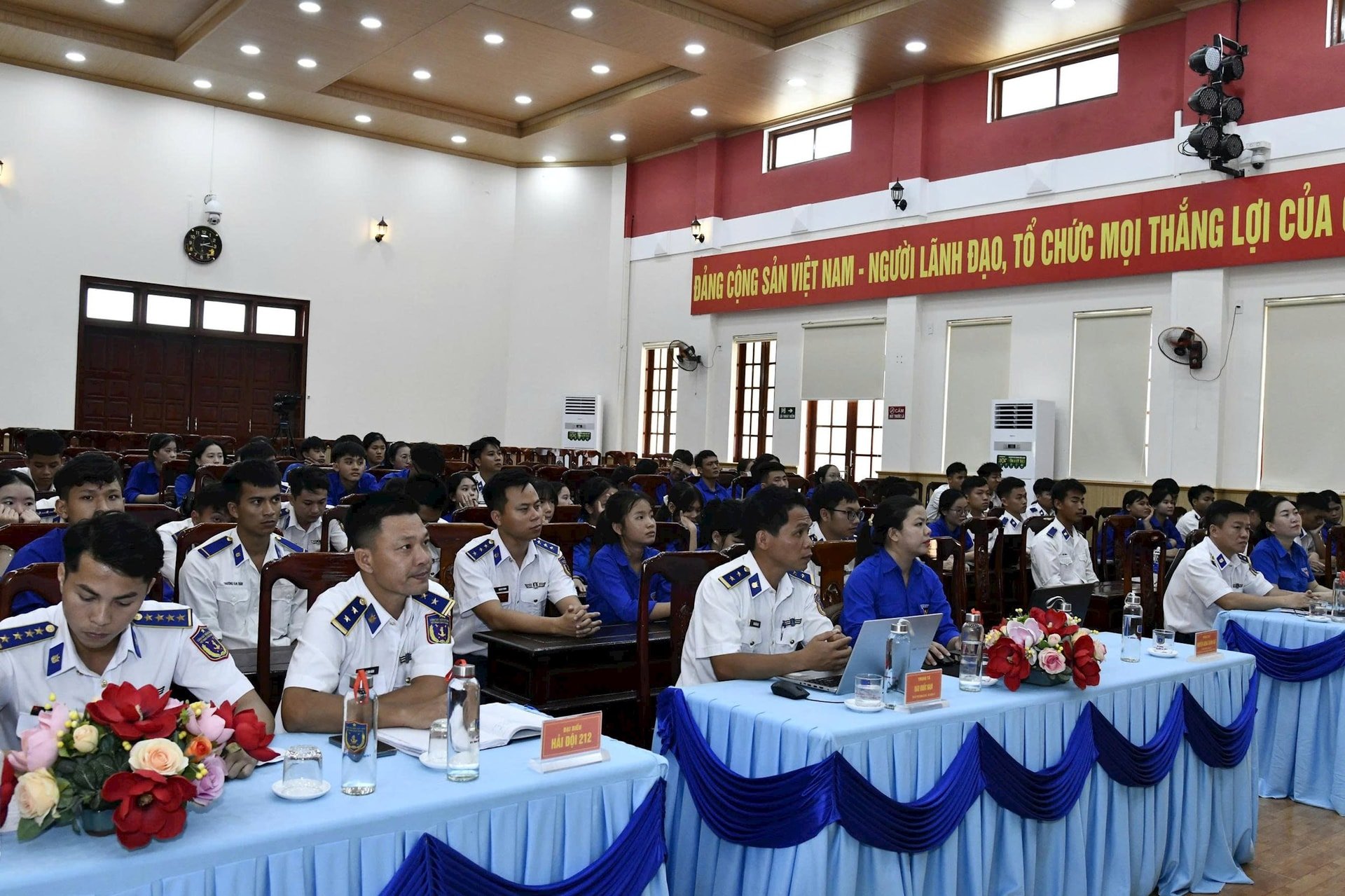 cán bộ, đoàn viên, thanh niên lắng nghe, học tập các nội dung tập huấn