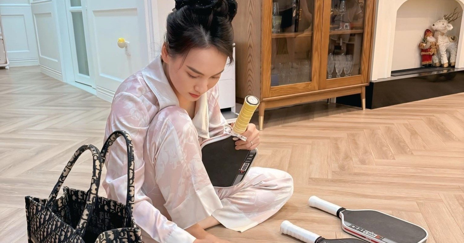 Bảo Thanh khoe khéo túi hàng hiệu, Quốc Trường đọc hàng trăm cuốn sách