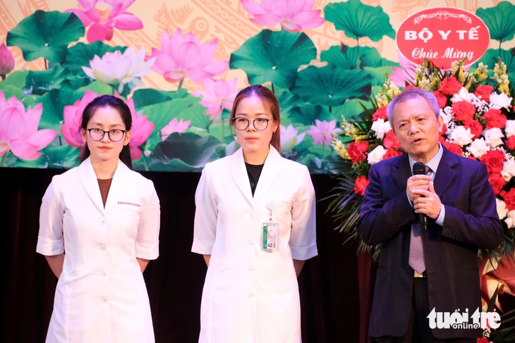 និស្សិត​ពេទ្យ​ស្រី​ពីរ​នាក់​ត្រូវ​បាន​បញ្ជូន​ទៅ​មន្ទីរពេទ្យ​កំពូល​ក្នុង​ប្រទេស​បារាំង​ដើម្បី​កម្មសិក្សា - រូបថត ២.