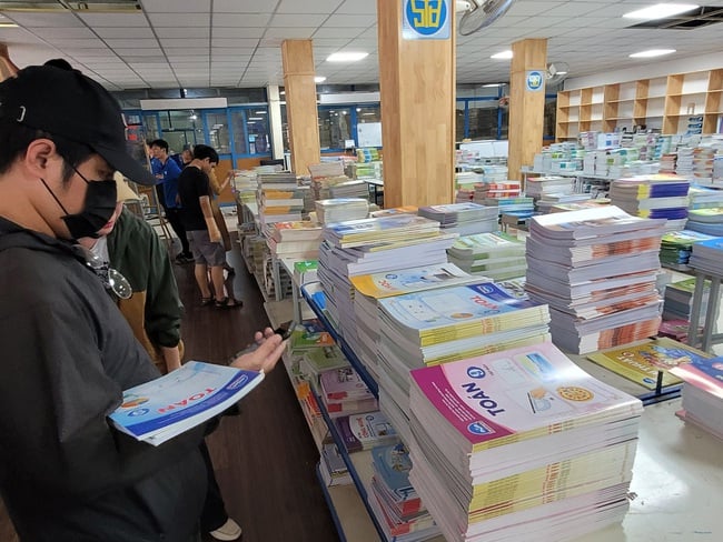 Đừng để sách giáo khoa trở thành gánh nặng cho các gia đình - Ảnh 1.