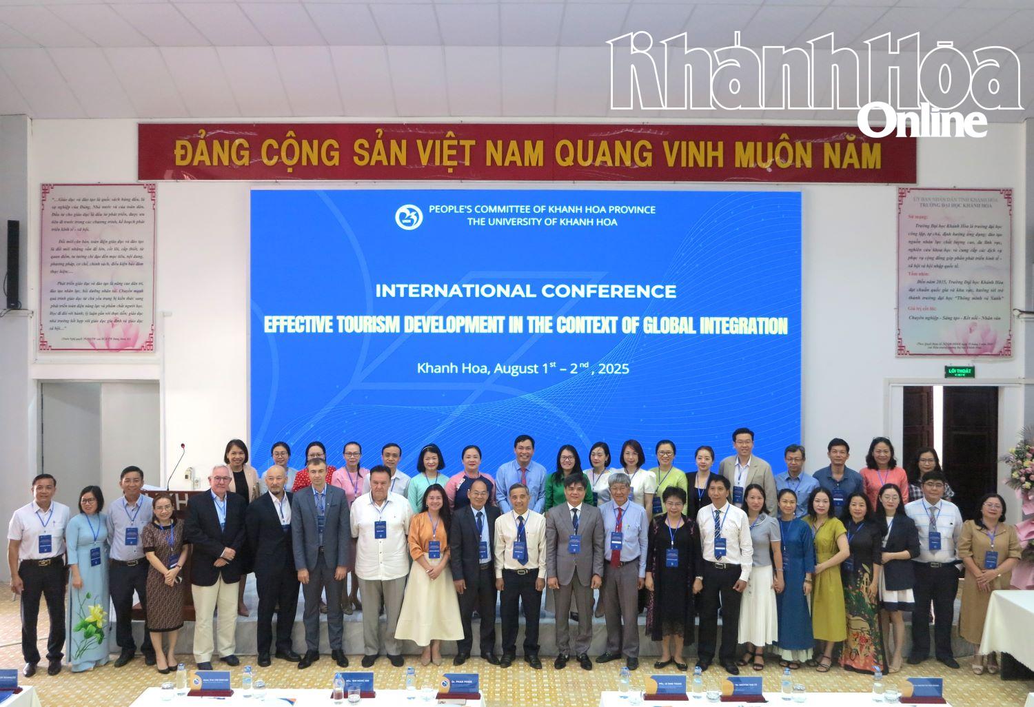 Các đại biểu tại hội thảo.