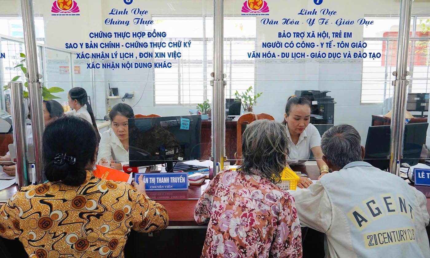 Người dân, doanh nghiệp đến làm thủ tục, hồ sơ tại Trun tâm