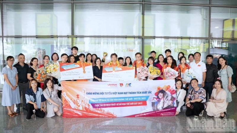 Đội tuyển MOSWC Việt Nam năm 2025 trở về quê nhà sau màn tranh tài đầy thành công tại Hoa Kỳ.