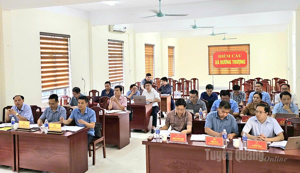 Đại biểu các xã tham dự duyệt văn kiện.