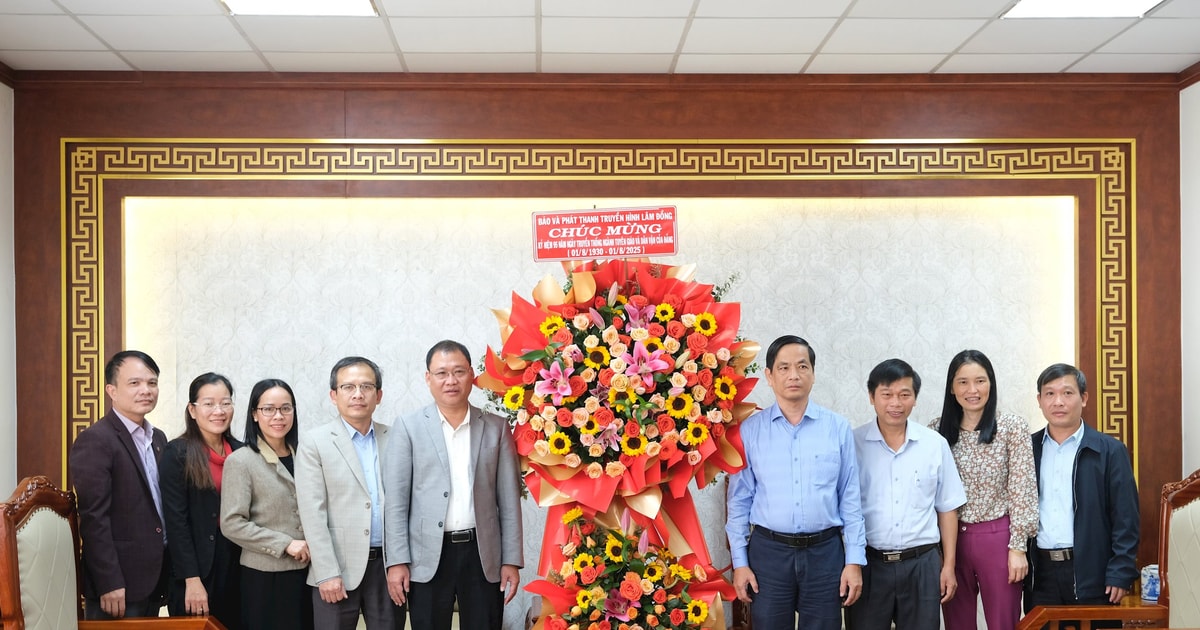 Leaders of Lam Dong Newspaper, Radio and Television visited and congratulated the Party's Propaganda Sector's Traditional Day