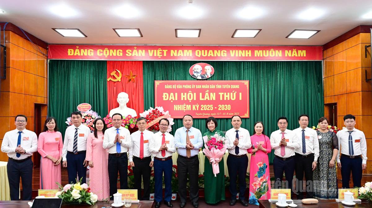 Đồng chí Phan Huy Ngọc, Phó Bí thư Tỉnh ủy, Chủ tịch UBND tỉnh và các đồng chí lãnh đạo UBND tỉnh tặng hoa chúc mừng các đồng chí tham gia Ban Chấp hành Đảng bộ Văn phòng Ủy ban nhân dân tỉnh lần thứ I, nhiệm kỳ 2025-2030.