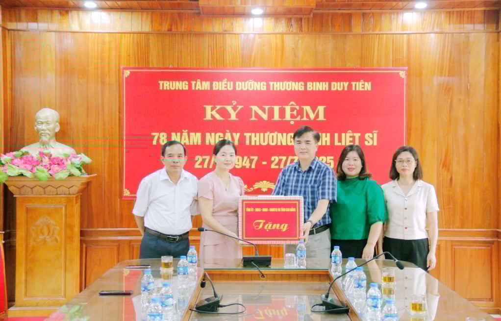 Die Delegation überreichte dem Duy Tien War Invalids Nursing Center Geschenke.
