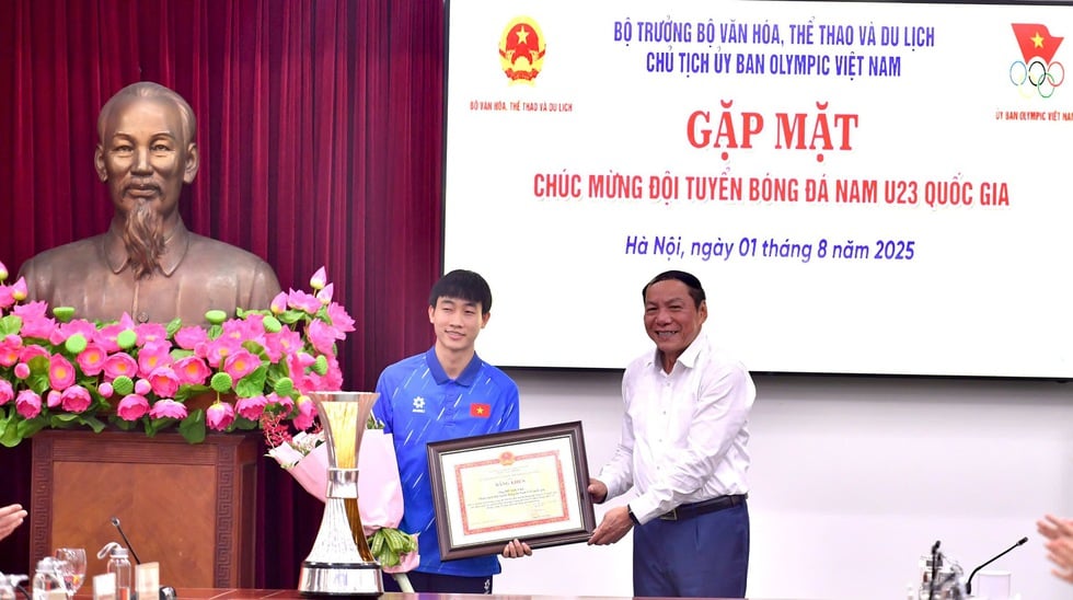 HLV Kim Sang-sik và các học trò được trao tặng Bằng khen Thủ tướng, Bộ trưởng nói lời xúc động - Ảnh 8.