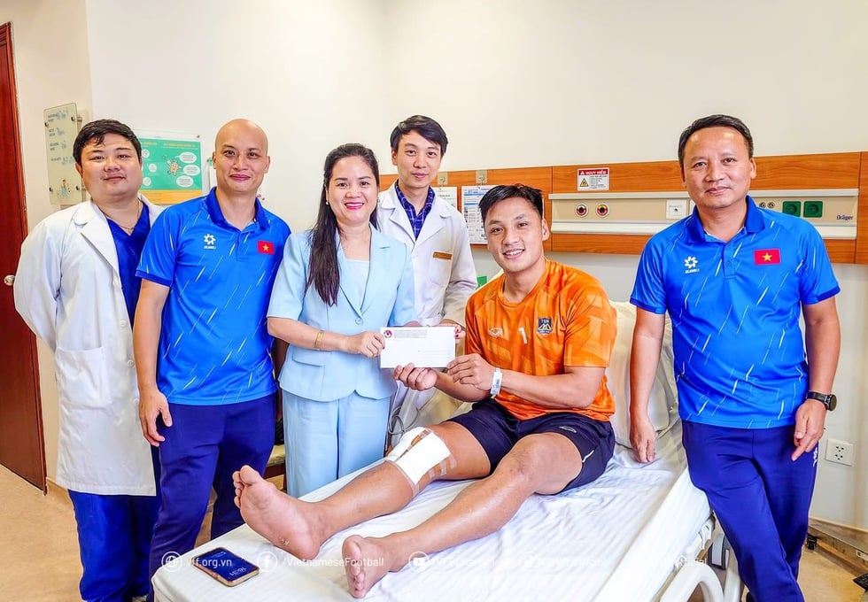 Thủ môn Hồ Văn Ý vừa phẫu thuật dây chằng chéo trước, VFF thăm hỏi động viên- Ảnh 1.