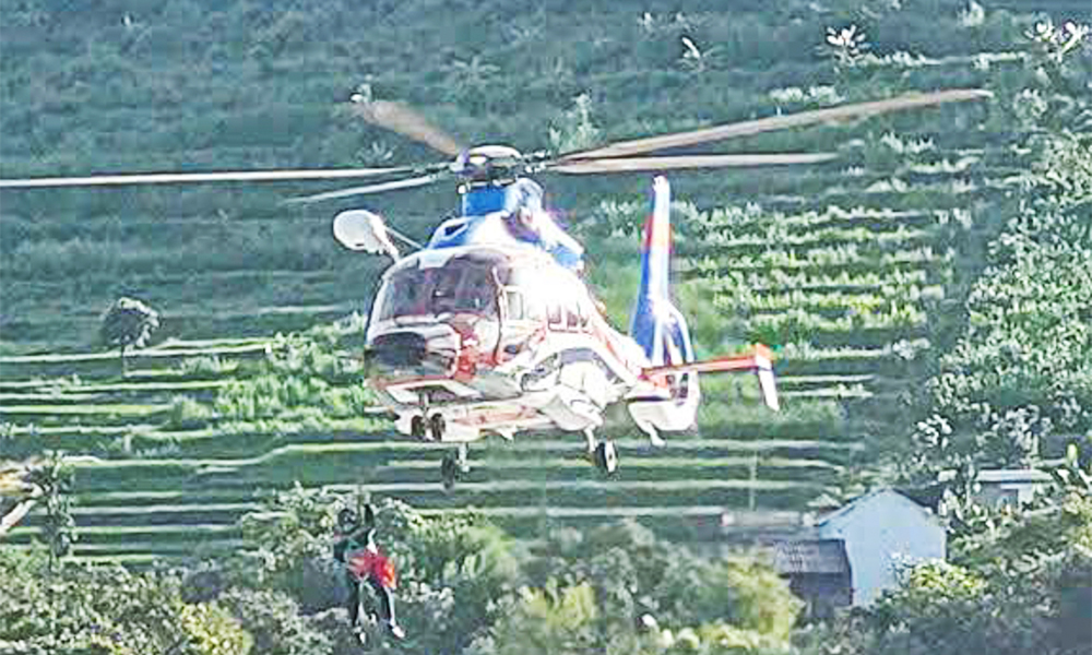 Military helicopters successfully rescue 8 people isolated by floods in Son La