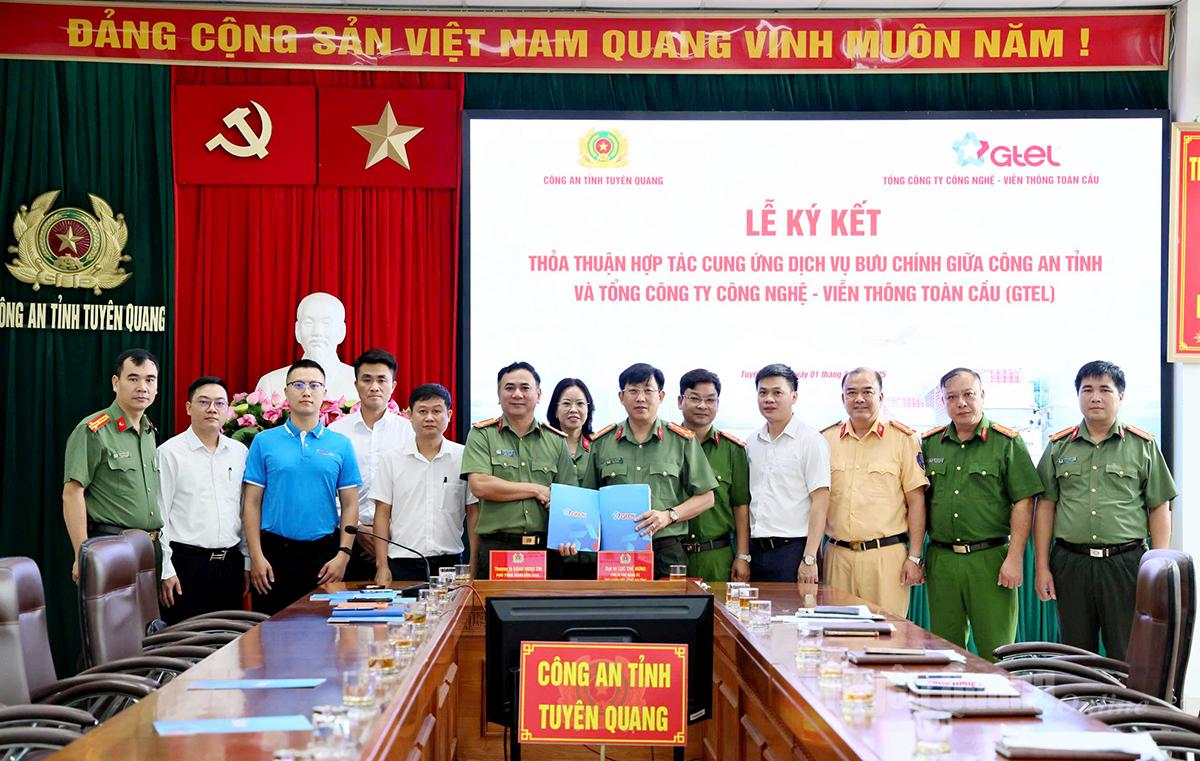 Các đồng chí lãnh đạo Công an tỉnh Tuyên Quang và Tổng Công ty Công nghệ - Viễn thông Toàn cầu ký kết thỏa thuận hợp tác cung ứng dịch vụ bưu chính.