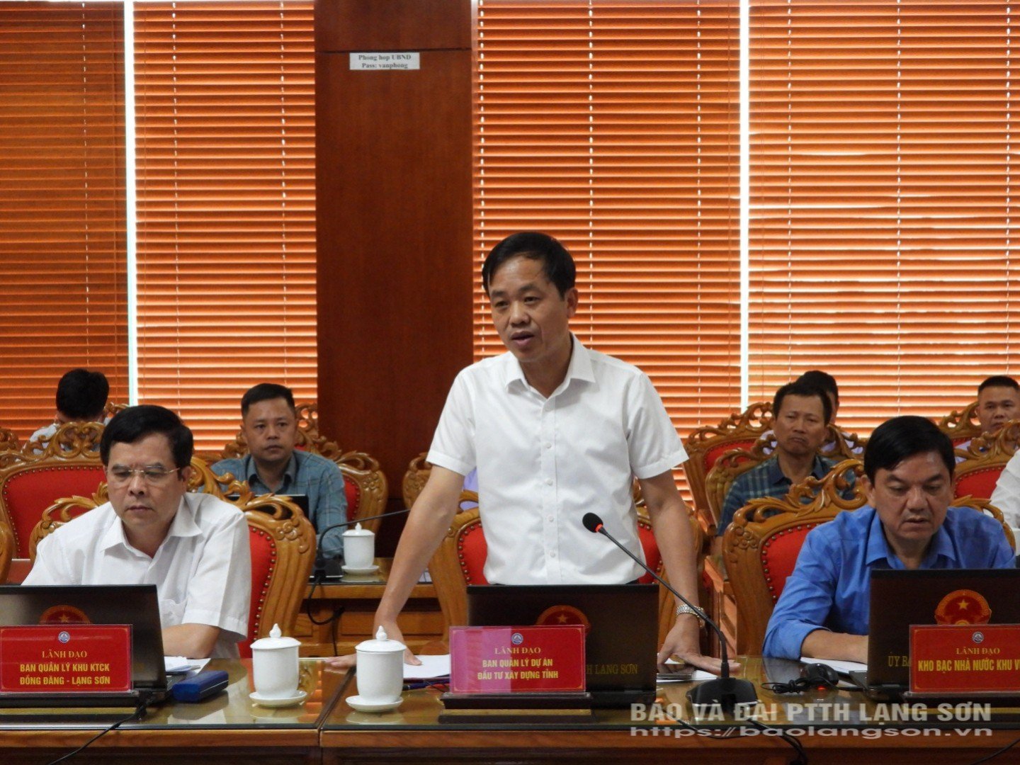 Đại diện lãnh đạo Ban quản lý dự án đầu tư xây dựng tỉnh báo cáo tại cuộc họp