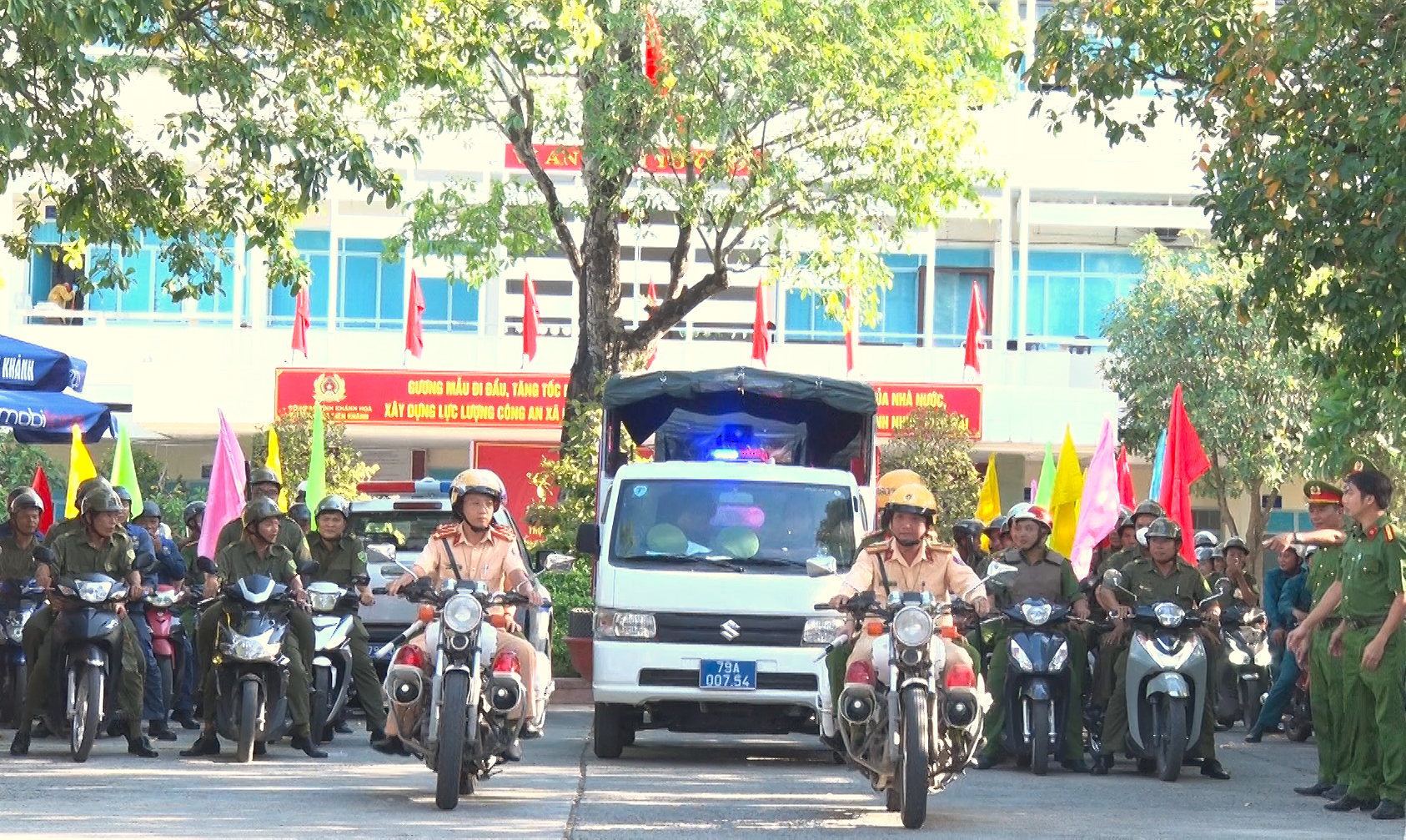 Công an xã Diên Khánh diễu hành biểu dương lực lượng.