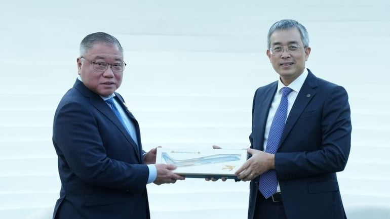 5-ong-dang-ngoc-hoa-chu-tich-hoi-dong-quan-tri-vietnam-airlines-tang-qua-luu-niem-cho-ong-dato-sri-tiong-king-sing-bo-truong-bo-du-lich-nghe-thuat-va-van-hoa-malaysia-1049.jpg