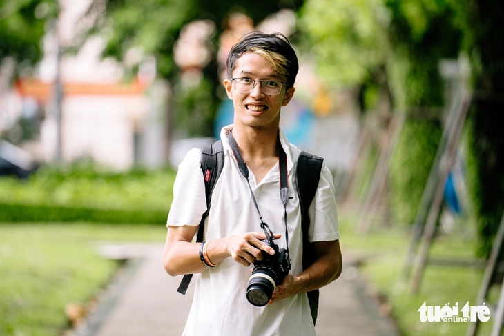 Dong Thap boy overcomes adversity to tell stories through photos
