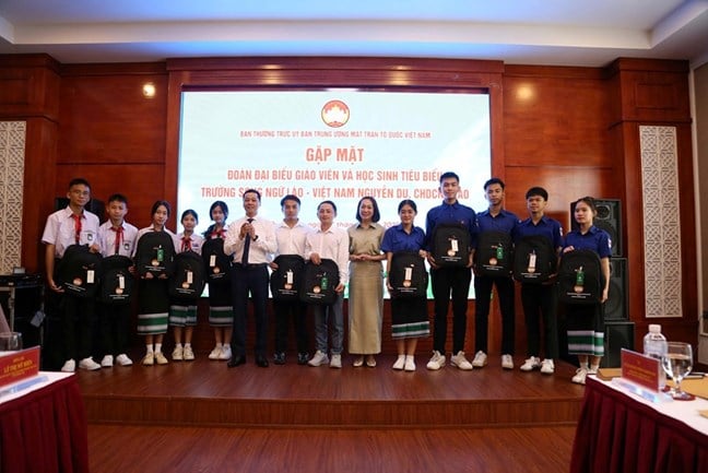 Gặp mặt Đoàn đại biểu giáo viên và học sinh tiêu biểu Trường song ngữ Lào - Việt Nam Nguyễn Du- Ảnh 6.