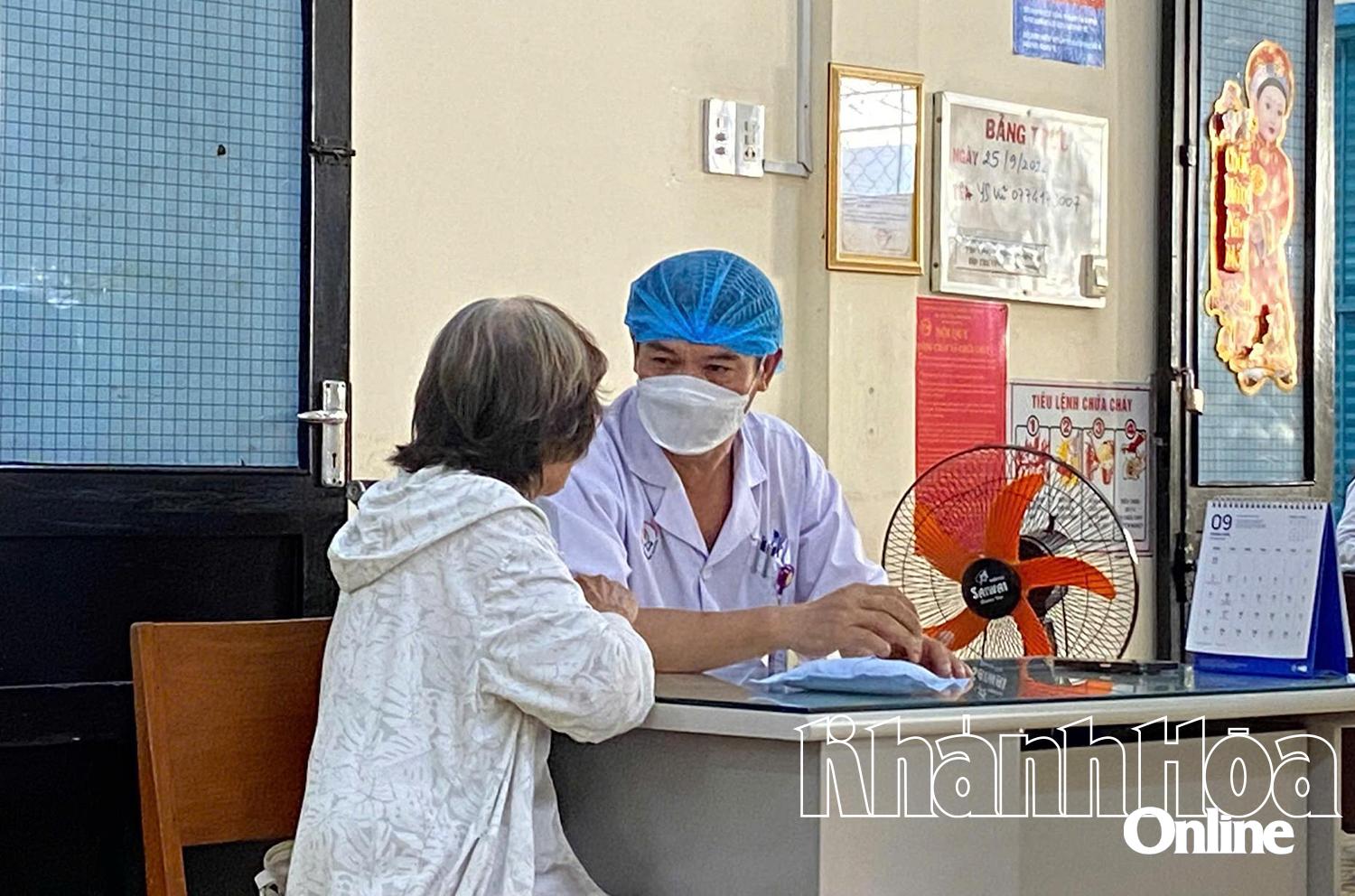 Khám bệnh cho bệnh nhân tại Khoa Đông y, Bệnh viện Đa khoa Khánh Hòa