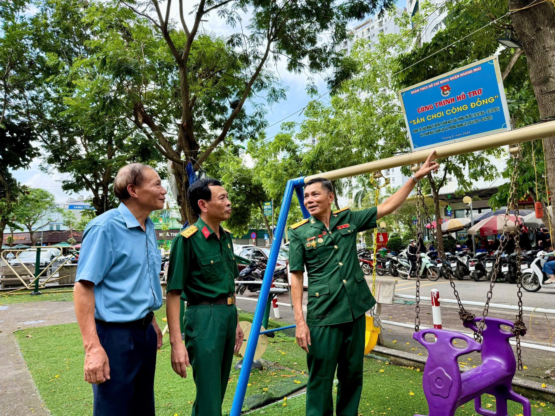 El Sr. Hoang Sy Luan y sus compañeros y veteranos del barrio de Hoang Liet presentaron el proyecto.