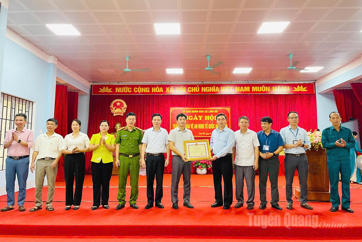 Đồng chí Ma Thế Hồng, Phó Bí thư Tỉnh uỷ, Chủ tịch Ủy ban MTTQ tỉnh chứng kiến Ký kết giao ước thi đua giữa MTTQ xã và Công an xã.