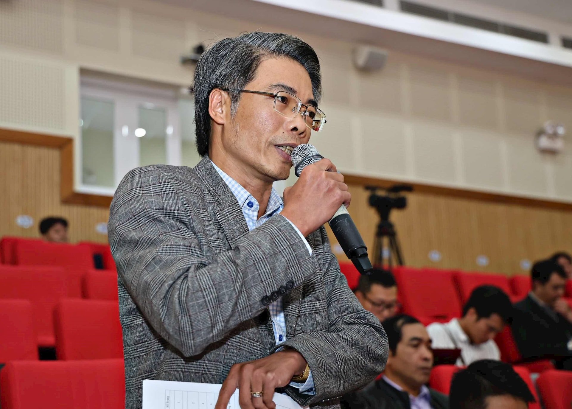 Le journaliste Mai Van Bao, représentant en chef du journal Nhan Dan à Lam Dong, a posé une question lors de la conférence de presse.