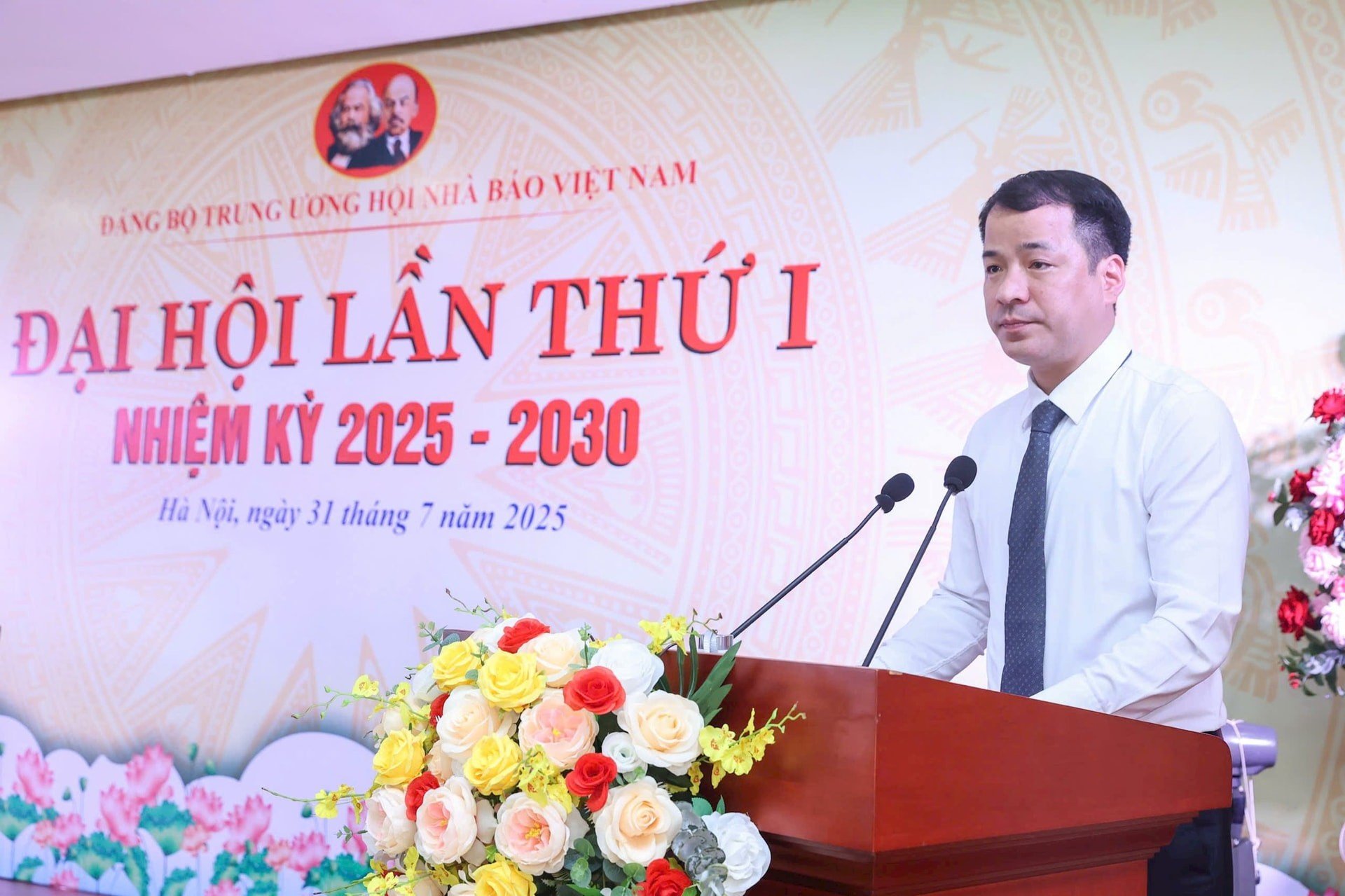 Ngô Văn Cương - Phó Bí thư Đảng ủy MTTQ, các đoàn thể Trung ương phát biểu tại Đại hội phát biểu chỉ đạo Đại hội. (Ảnh: Hội Nhà báo Việt Nam)