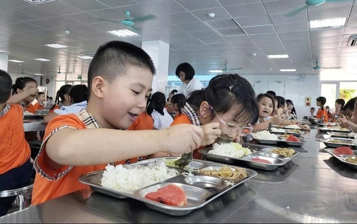 Hà Nội hỗ trợ bữa ăn bán trú cho học sinh tiểu học: Niềm vui xen lẫn nỗi lo- Ảnh 1.
