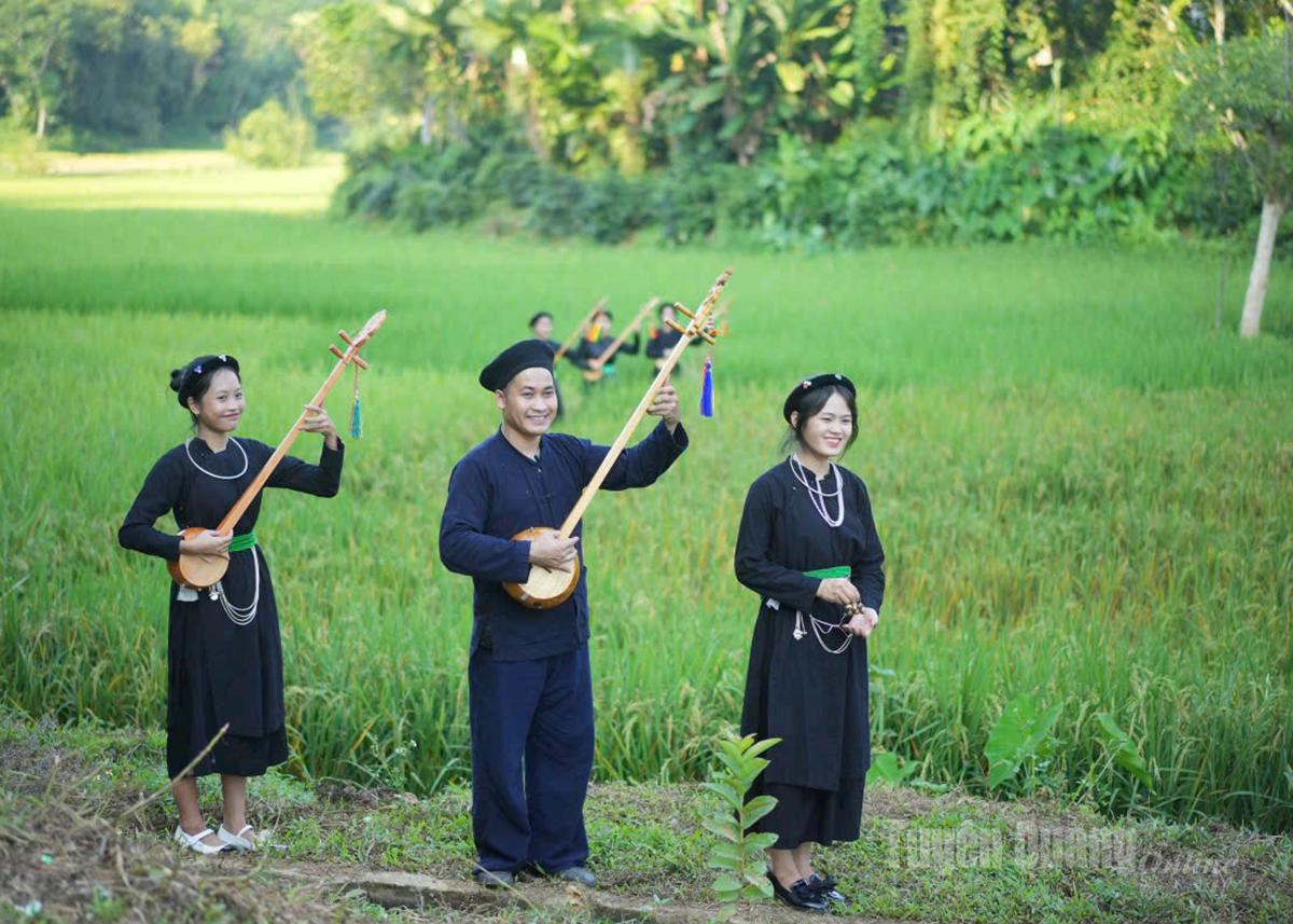 Anh Xuân Hữu trong một video biểu diễn hát Then, đàn Tính trên mạng xã hội.
