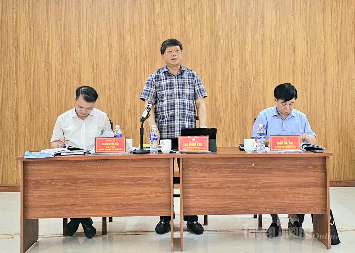 Đồng chí Hà Trung Kiên duyệt văn kiện Đại hội Đảng bộ các xã: Du Già, Ngọc Long, Đường Thượng