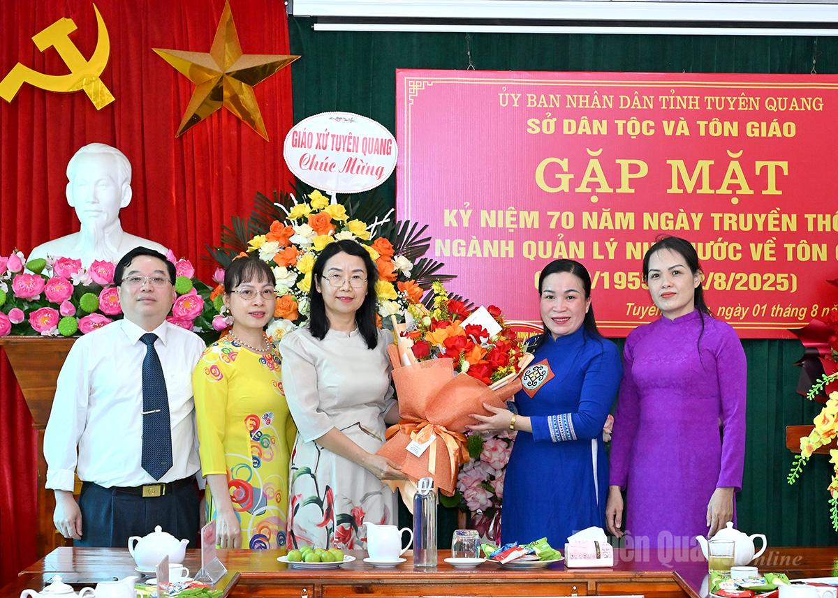 Đồng chí Vương Thúy Hằng, Phó Trưởng ban Tuyên giáo và Dân vận Tỉnh ủy tặng hoa chúc mừng tại buổi gặp mặt.