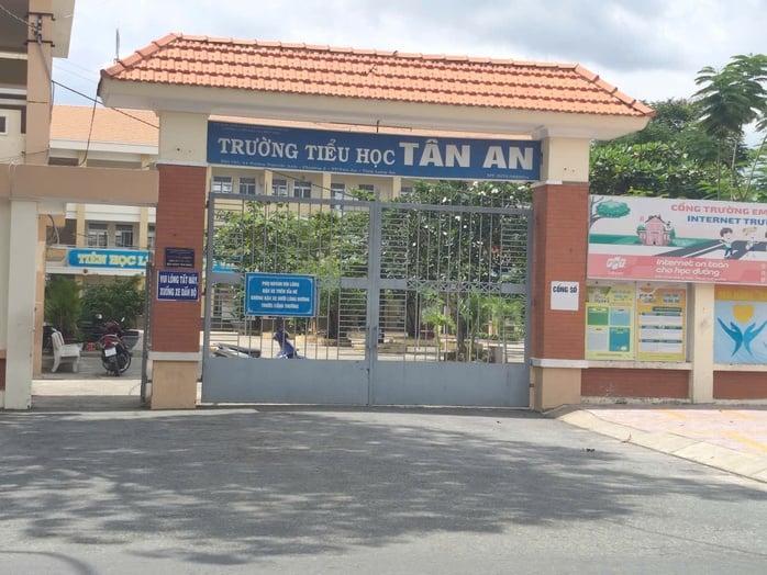Sắp đến khai giảng, 1 trường tiểu học ở Tây Ninh lại gây bức xúc trong phụ huynh - Ảnh 1.
