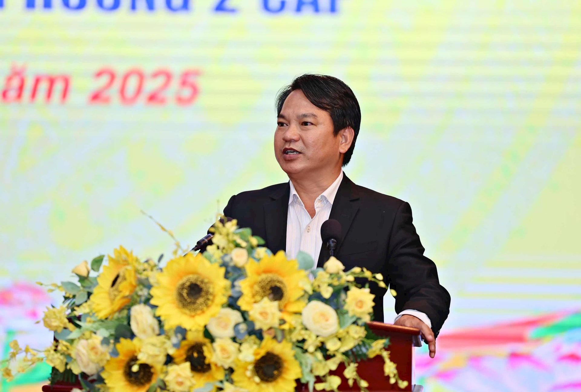 Le chef du bureau du Comité populaire provincial de Lam Dong, Nguyen Nhan Ban, a fait rapport sur la situation socio-économique en juillet, les tâches et orientations clés pour août 2025 et les activités du gouvernement local à deux niveaux.