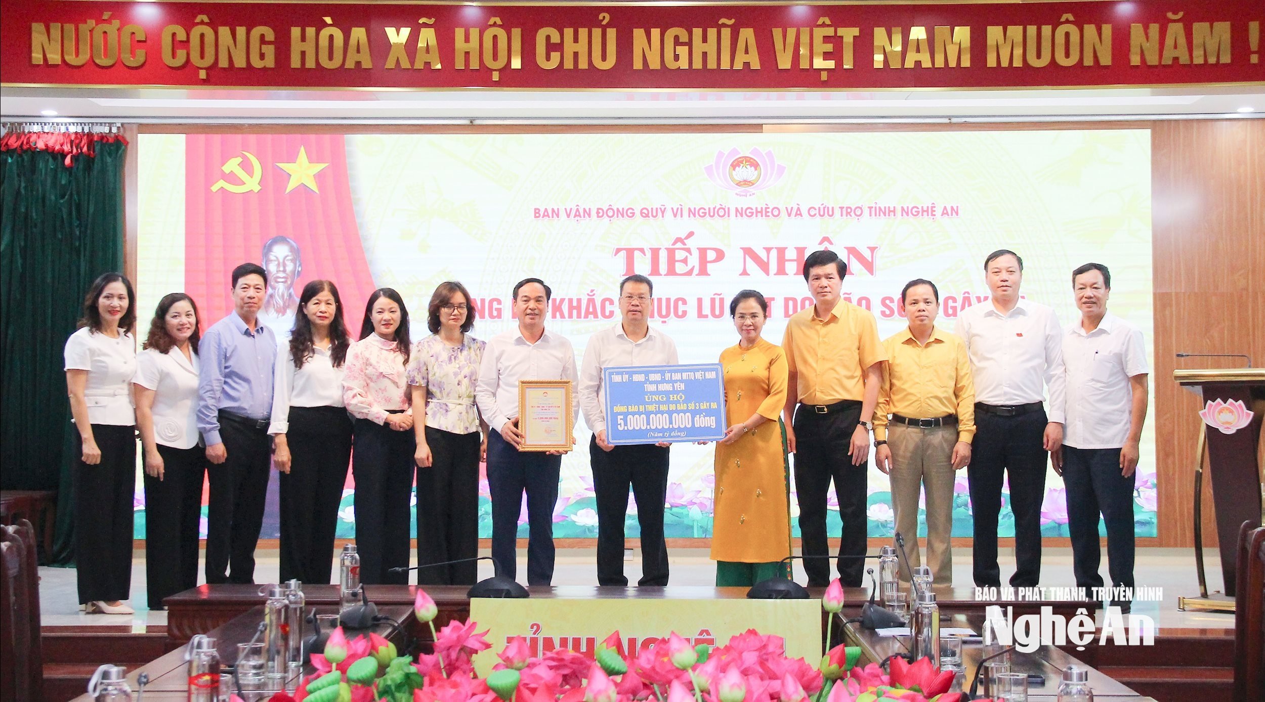 Đoàn công tác tỉnh Hưng Yên trao hỗ trợ tỉnh Nghệ An 5 tỷ đồng khắc phục hậu quả mưa lũ. Ảnh: Mai Hoa