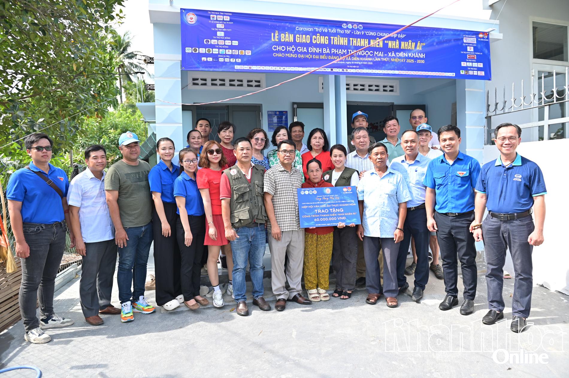 Trao biểu trưng hỗ trợ công trình cho bà Phạm Thị Ngọc Mai.
