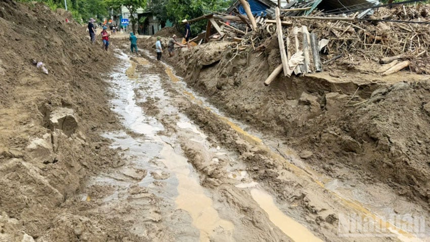 Một đoạn đường địa phận xã Kỳ Sơn ((Nghệ An) bị đứt nền mặt đường. (Ảnh: Báo Nhân Dân)