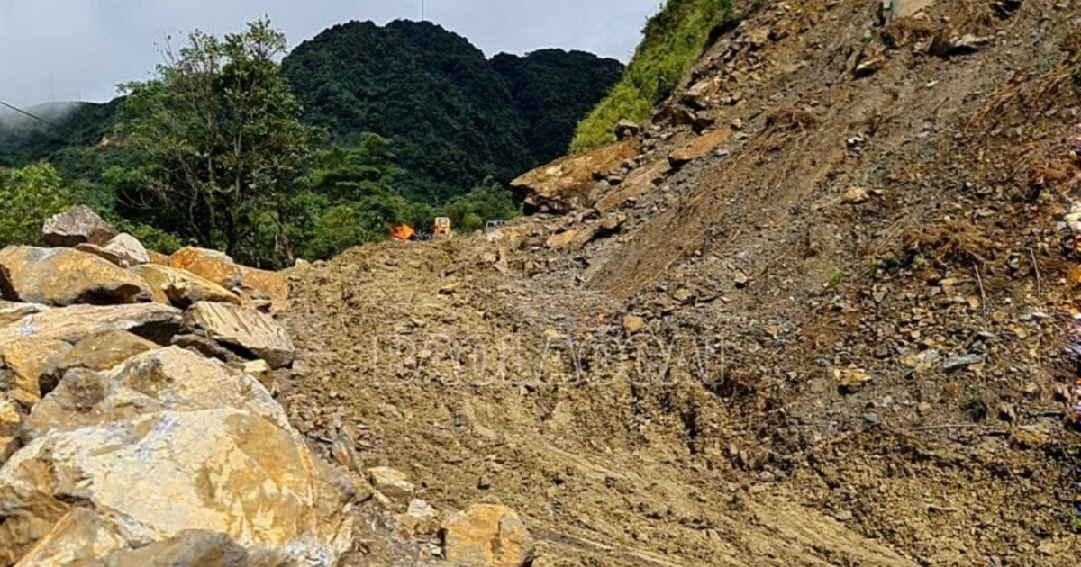 Sạt lở lớn trên Quốc lộ 279: Giao thông từ Lào Cai đi Lai Châu bị chia cắt hoàn toàn