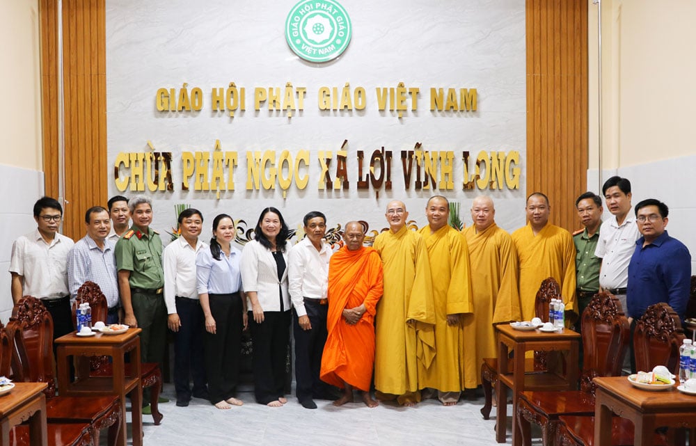  Phó Chủ tịch UBND tỉnh- Nguyễn Thị Bé Mười (thứ 7, trái qua) cùng đoàn công tác chụp ảnh lưu niệm cùng Ban Trị sự Giáo hội Phật giáo Việt Nam tỉnh Vĩnh Long.