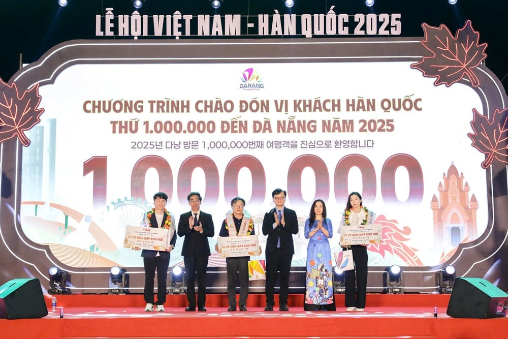 Da Nang welcomes 1 millionth Korean visitor in 2025 - photo 1