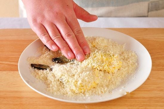 Đầu bếp bày cách làm món tôm chiên xù giòn căng, tôm không bị cong sau khi chiên, ngọt và chắc thịt, ngon như hàng quán xịn- Ảnh 7.