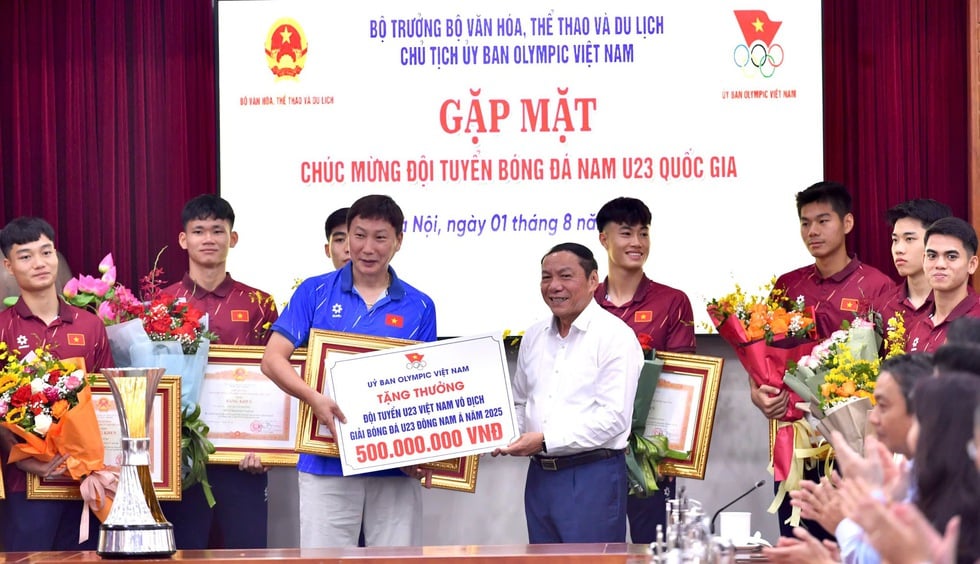 HLV Kim Sang-sik và các học trò được trao tặng Bằng khen Thủ tướng, Bộ trưởng nói lời xúc động - Ảnh 9.
