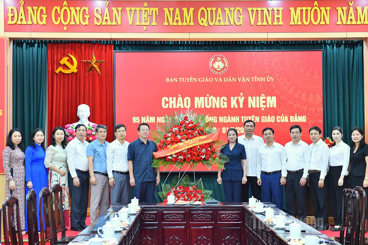 Đồng chí Lê Thị Kim Dung, Phó Bí thư Thường trực Tỉnh ủy tặng hoa chúc mừng Ban Tuyên giáo và Dân vận Tỉnh ủy