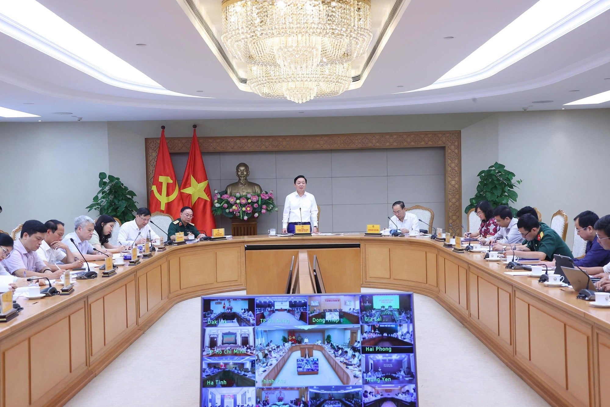 Başbakan Yardımcısı Tran Hong Ha, kıyı illeri ve şehirleriyle çevrimiçi bağlantı kurarak, yasa dışı, bildirilmemiş ve düzenlenmemiş (IUU) balıkçılıkla mücadele Ulusal Yönlendirme Komitesi toplantısına başkanlık etti. (Fotoğraf: D. Nam)