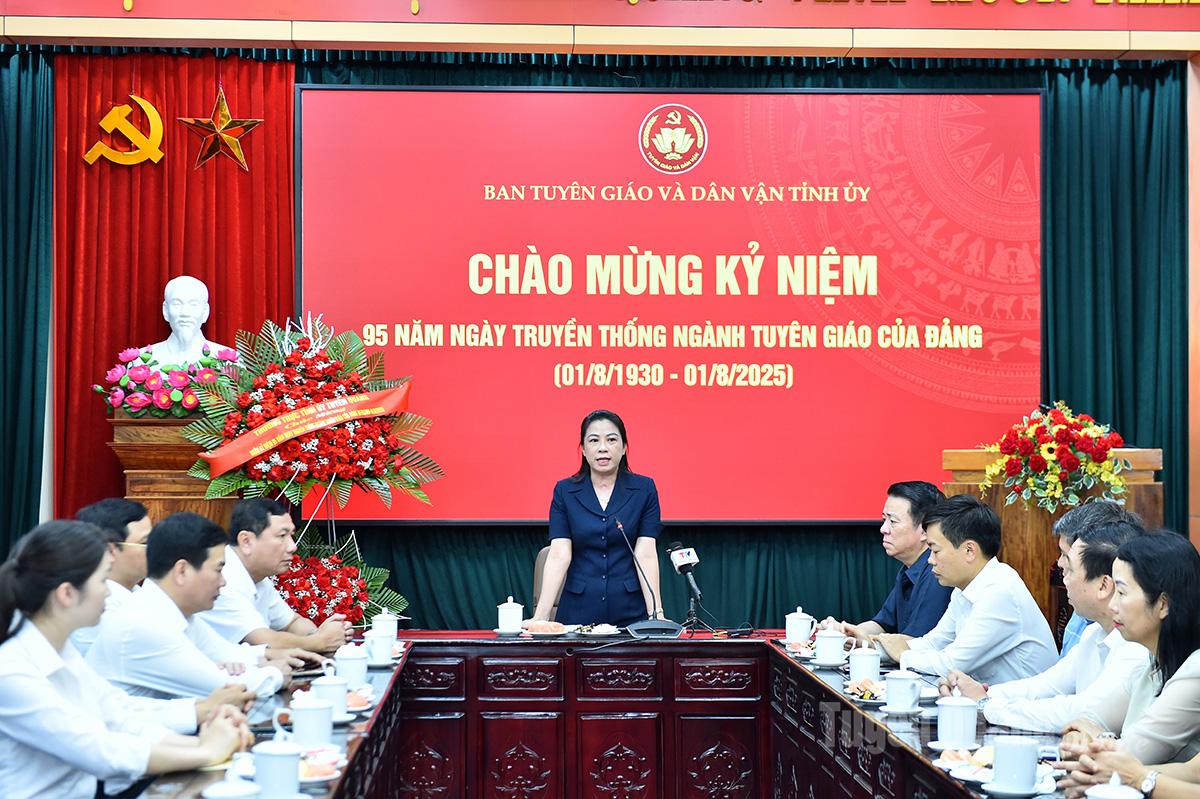 Đồng chí Lê Thị Kim Dung, Phó Bí thư Thường trực Tỉnh ủy phát biểu chúc mừng Ban Tuyên giáo và Dân vận Tỉnh ủy