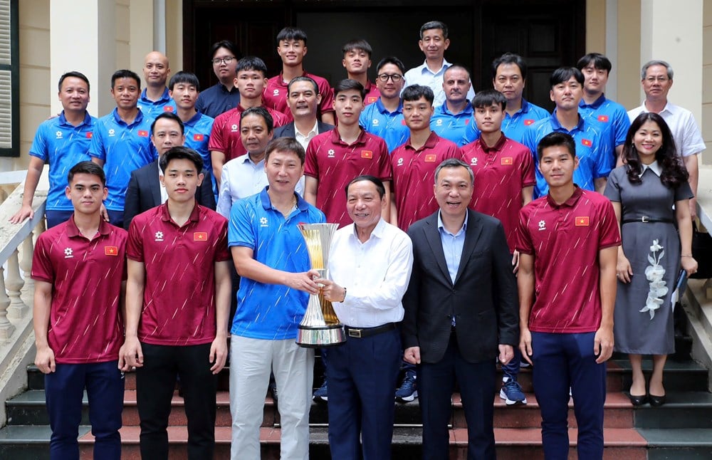Minister Nguyen Van Hung congratulates the Vietnam U23 team on winning the Southeast Asian U23 Championship - photo 9