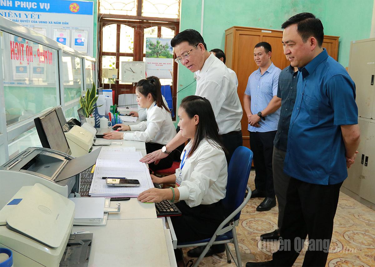 Đồng chí Trần Mạnh Lợi nắm bắt tình hình tư tưởng cán bộ, 
đảng viên tại xã Nấm Dẩn sau sáp nhập.             ảnh: Hoàng Ngọc