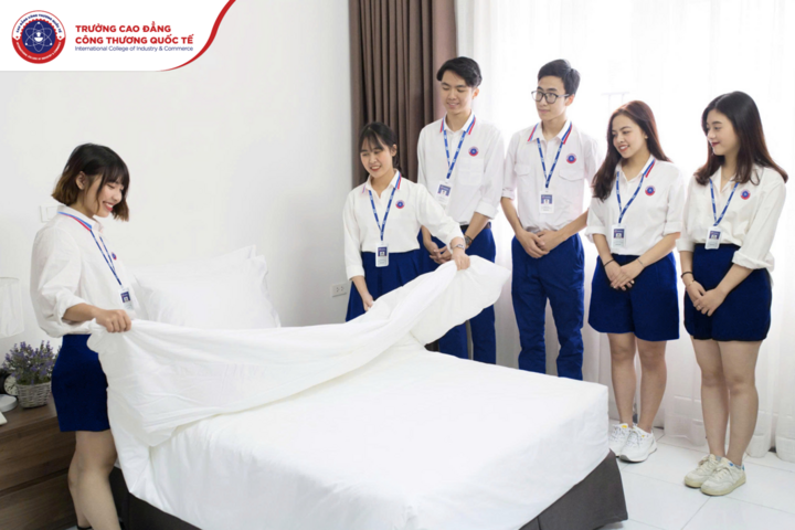 Không gian Phòng thực hành Khách sạn như một khách sạn cao cấp giúp sinh viên ngành Quản trị Khách sạn làm quen công việc từ A-Z. Từng thao tác gấp khăn, đặt gối, chỉnh ga giường đều được đào tạo đúng quy chuẩn khách sạn cao cấp.