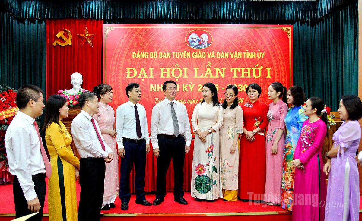 Lãnh đạo Ban Tuyên giáo và Dân vận Tỉnh ủy trao đổi về những nhiệm vụ, giải pháp trọng tâm của ngành Tuyên giáo trong nhiệm kỳ 2025 - 2030.                                                                                                                                                      Ảnh: Thùy Lê