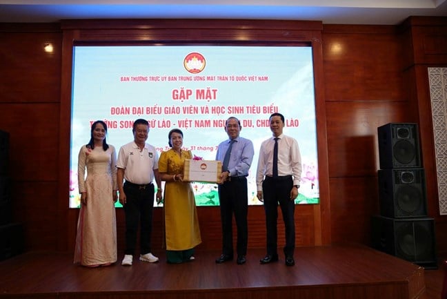 Gặp mặt Đoàn đại biểu giáo viên và học sinh tiêu biểu Trường song ngữ Lào - Việt Nam Nguyễn Du- Ảnh 4.