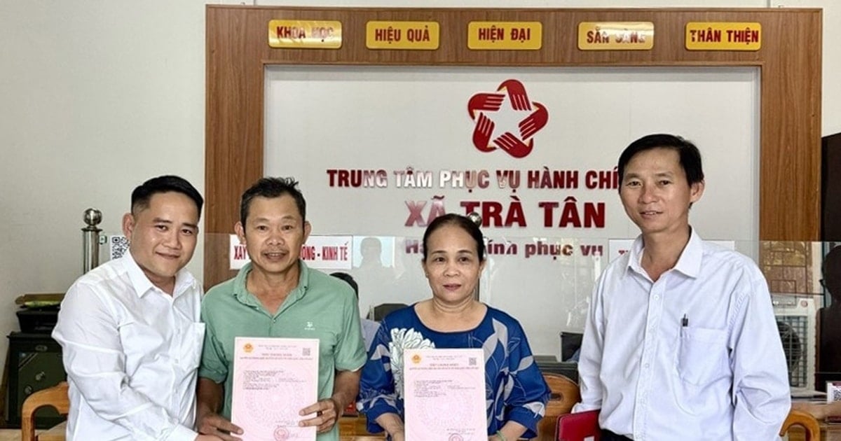 Xã Trà Tân cấp Giấy chứng nhận quyền sử dụng đất cho 2 hộ dân