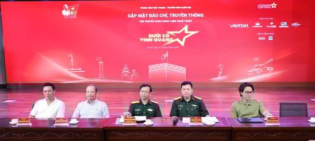 &quot;Dưới ngọn cờ vinh quang&quot;: Tôn vinh những giá trị cao cả của Bộ đội Cụ Hồ - Ảnh 2.