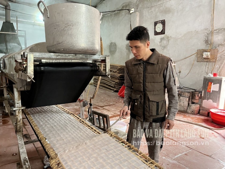 Anh Lý Anh Tuấn, Giám đốc Hợp tác xã Cao khô Chợ Bãi xã Yên Phúc kiểm tra quy trình sản xuất cao khô